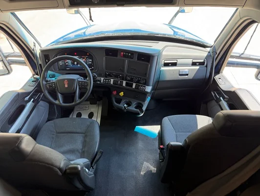2023 Kenworth T680 in Fort Worth, TX — photo 3