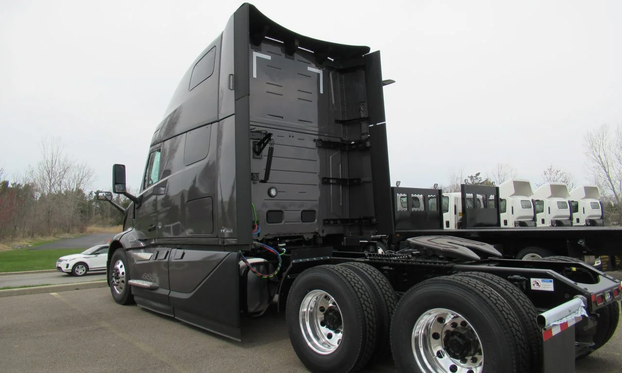 2027 Volvo VNL 860 in Buffalo, NY — photo 4