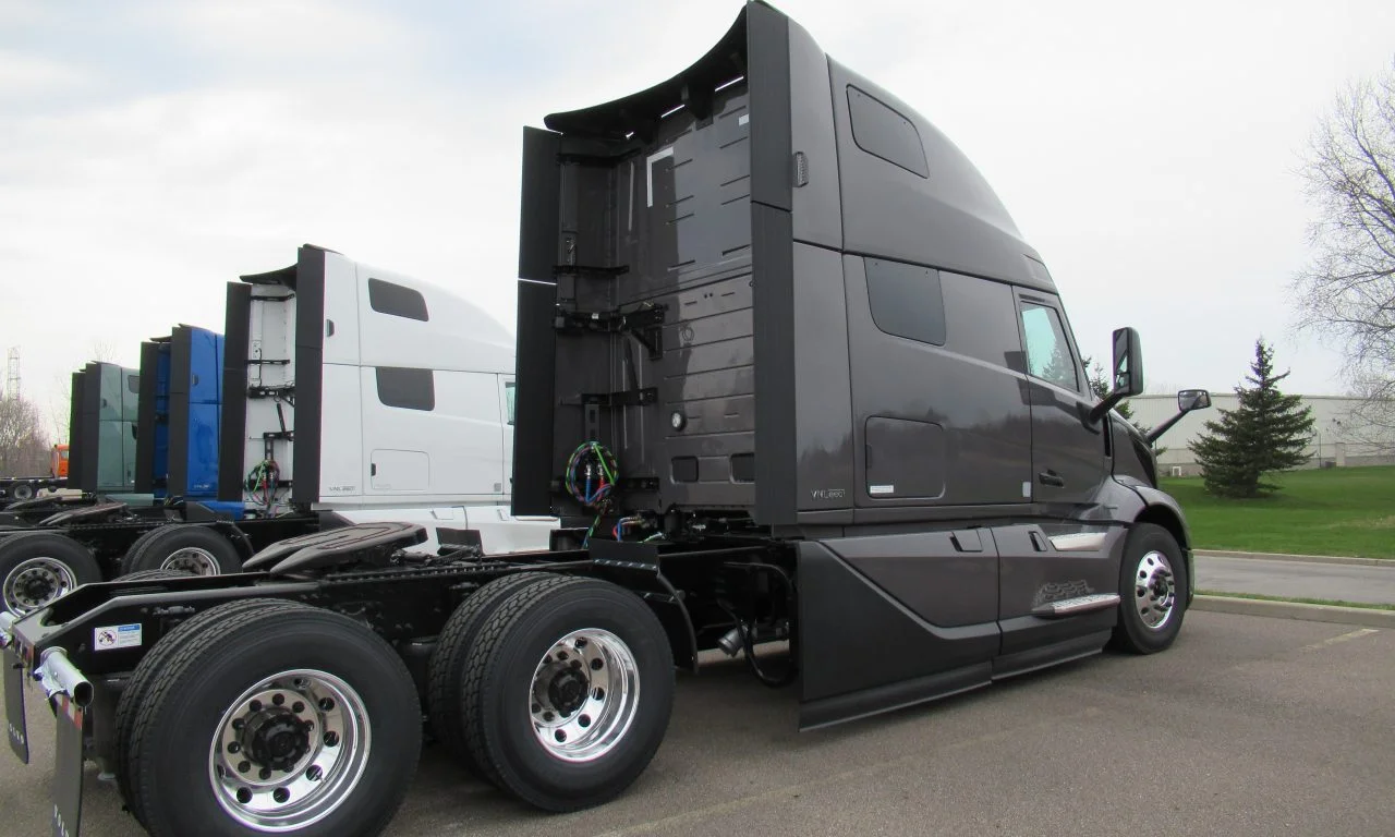 2027 Volvo VNL 860 in Buffalo, NY — photo 3