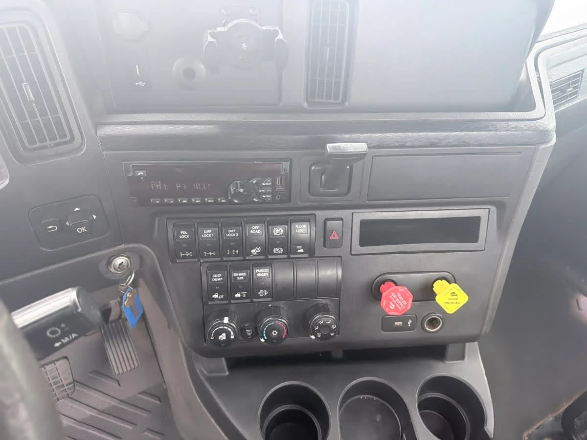 2020 International LT in Syracuse, NY — photo 11