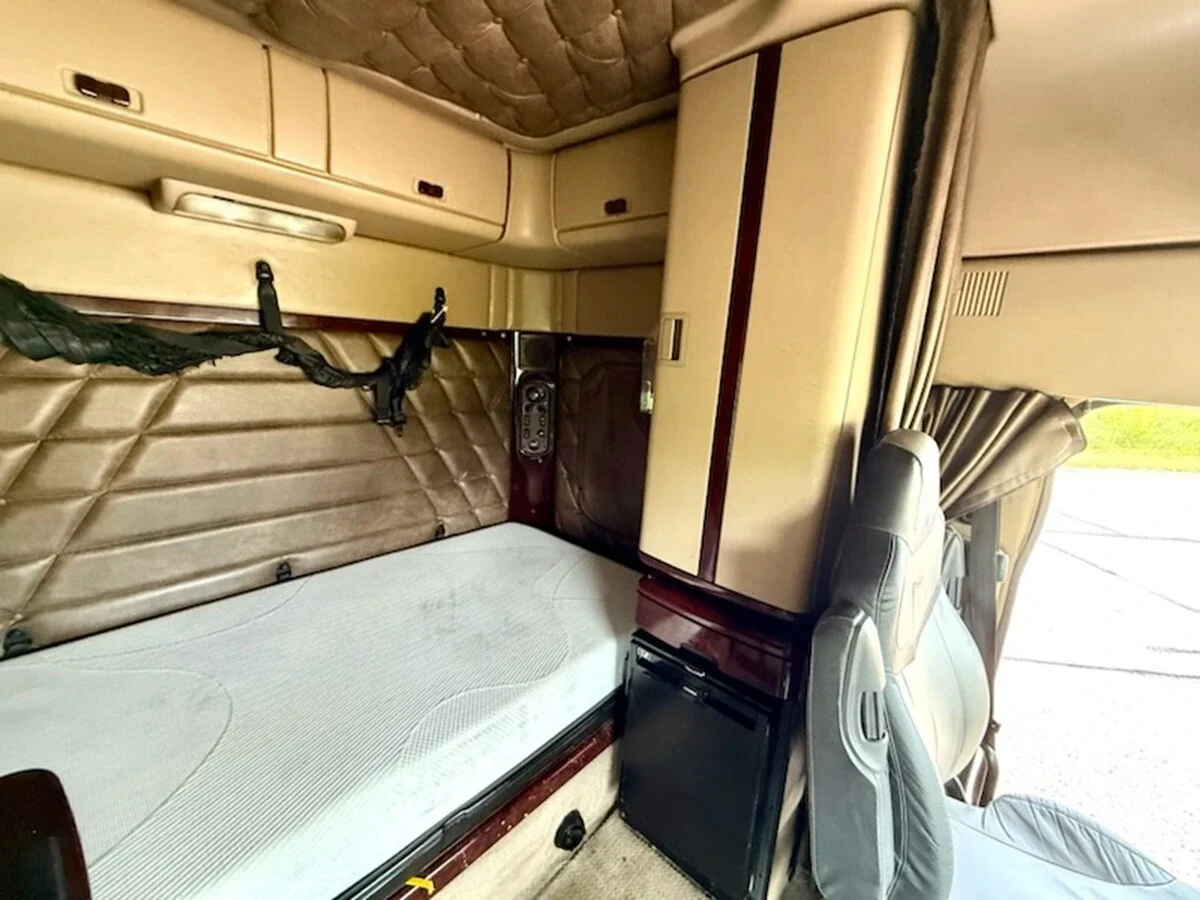 2012 Freightliner Coronado — photo 11