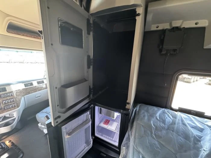 2027 Peterbilt 589 - image 17