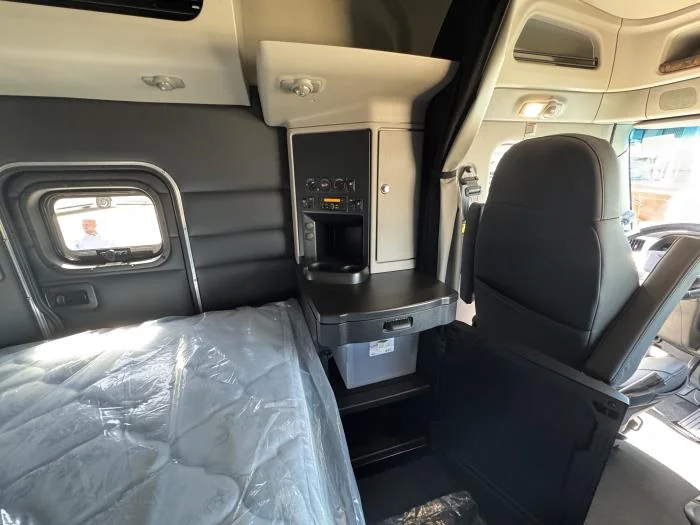 2027 Peterbilt 589 - image 16