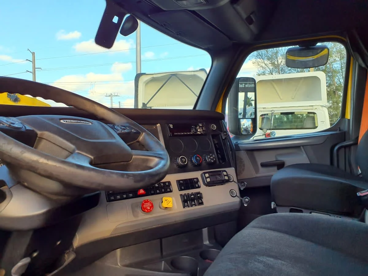 2021 Freightliner Cascadia - image 7