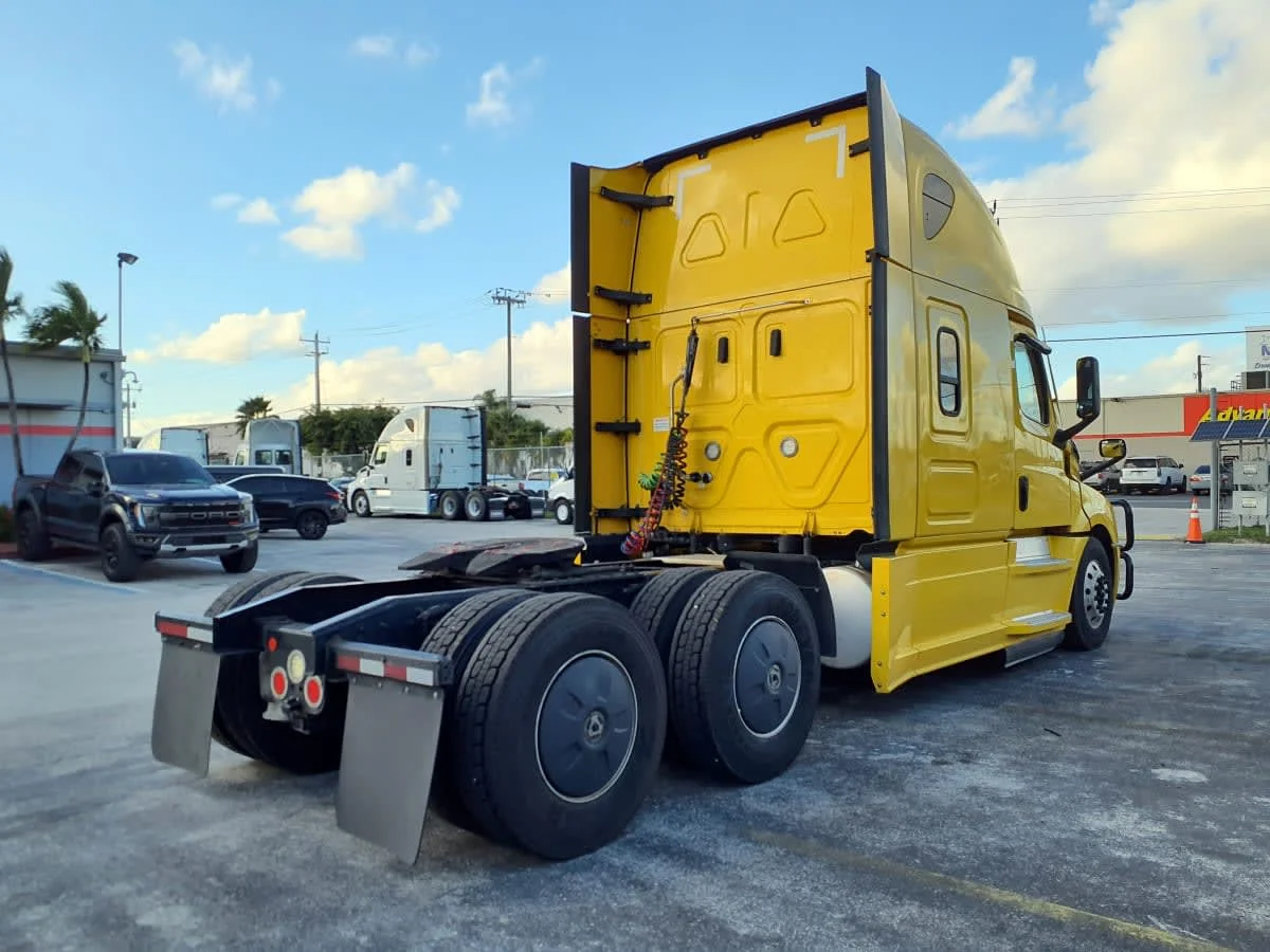2021 Freightliner Cascadia - image 4