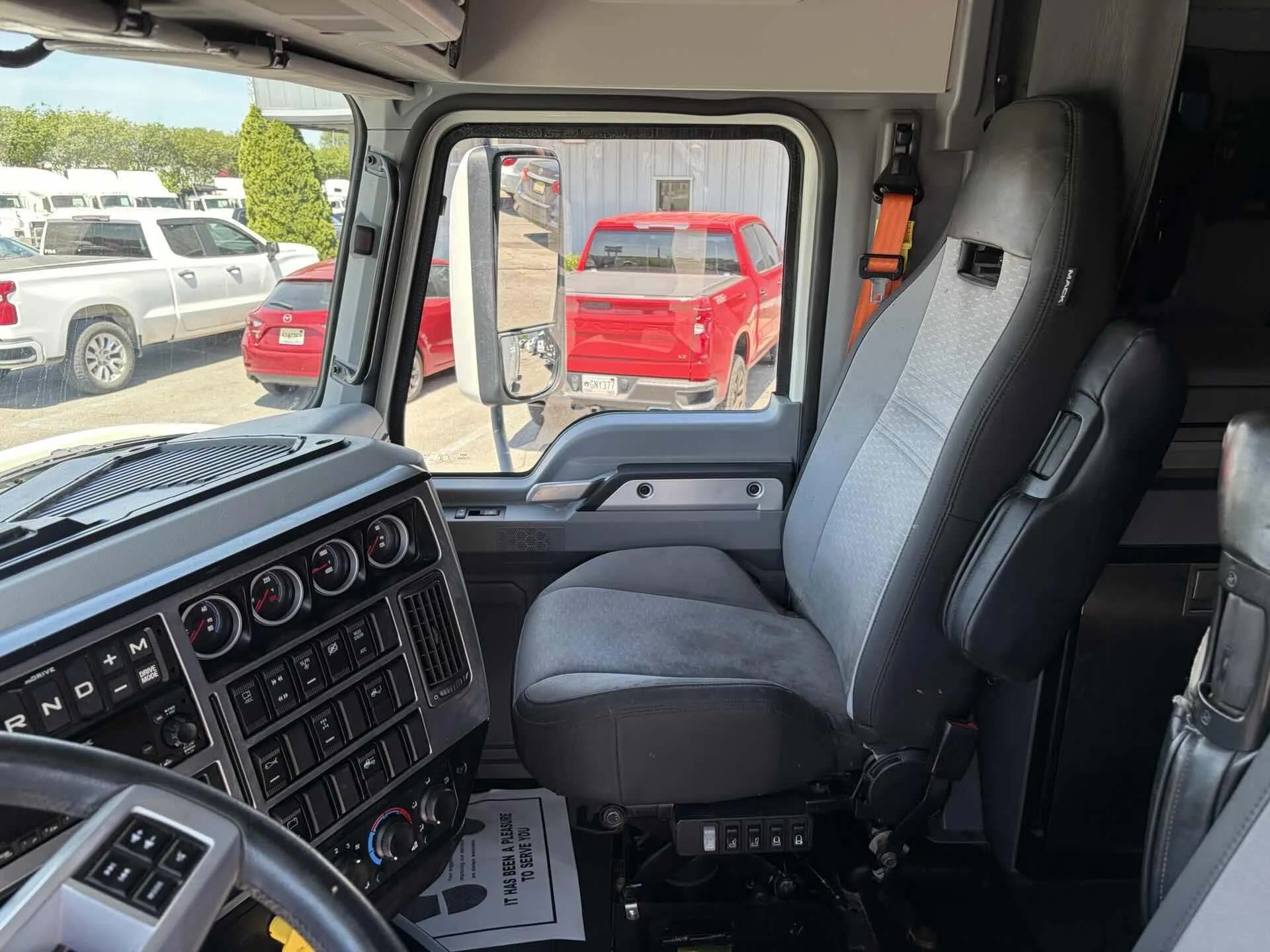 2022 Mack Anthem - image 13