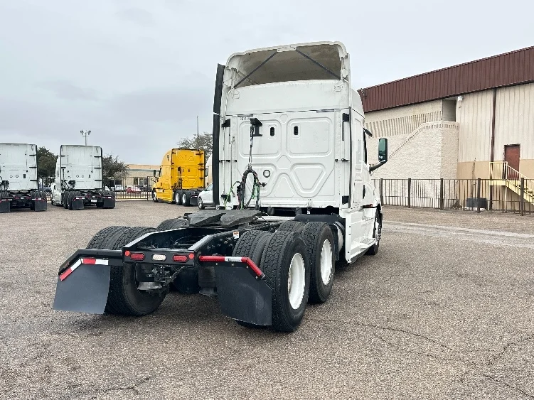 2019 Freightliner Cascadia - image 7