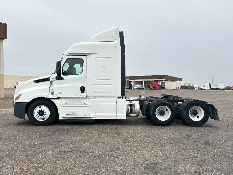2019 Freightliner Cascadia - image 4