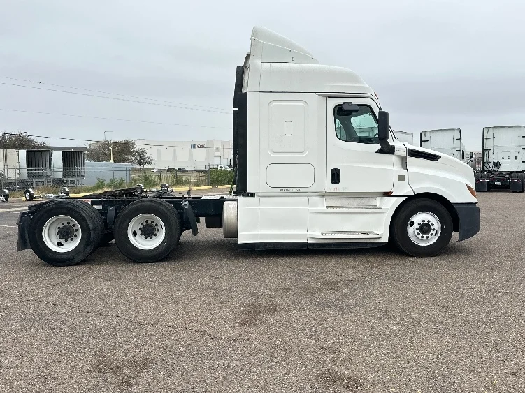 2019 Freightliner Cascadia - image 8