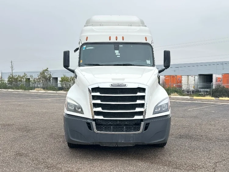 2019 Freightliner Cascadia - image 2