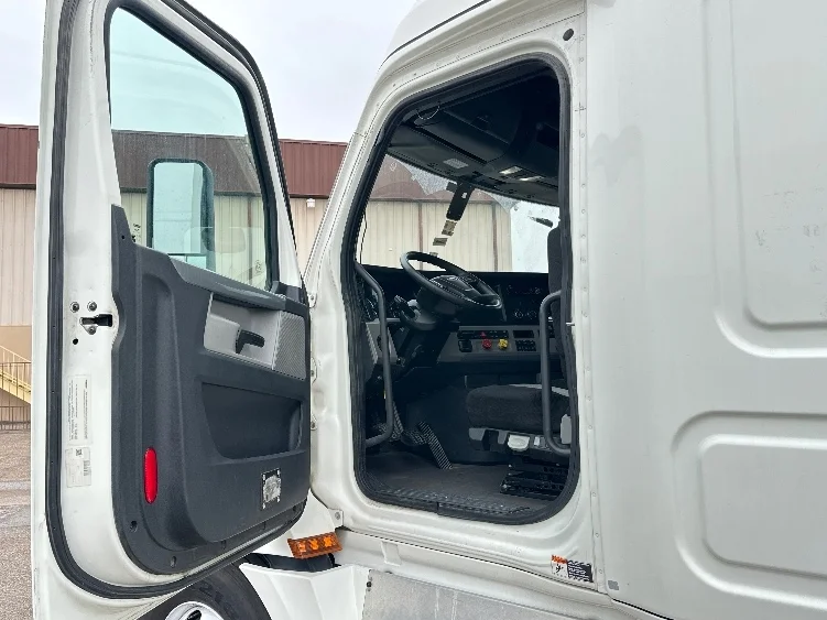 2019 Freightliner Cascadia - image 9