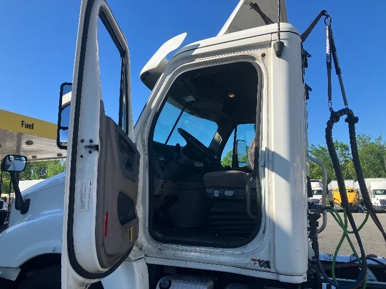 2019 Freightliner Cascadia - image 9