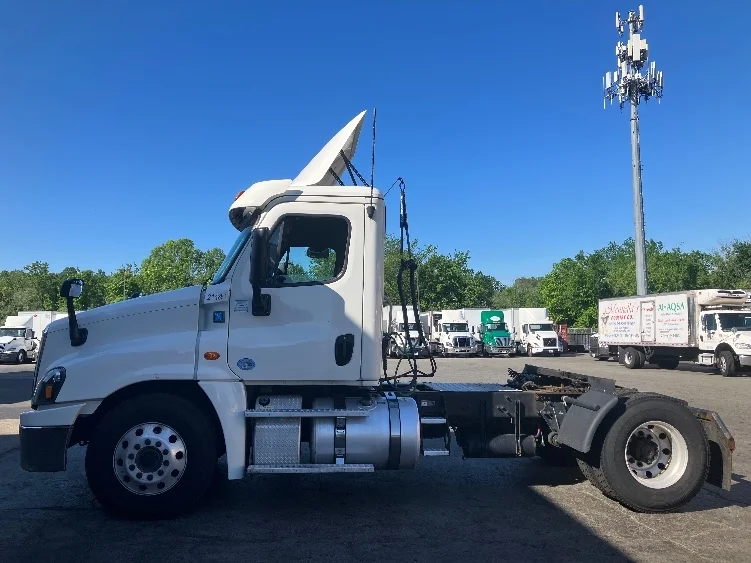 2019 Freightliner Cascadia - image 4