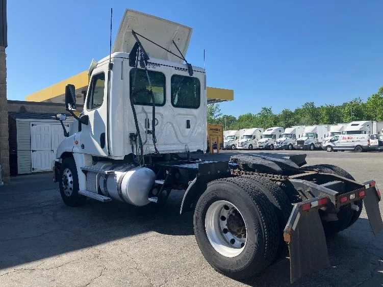 2019 Freightliner Cascadia - image 5