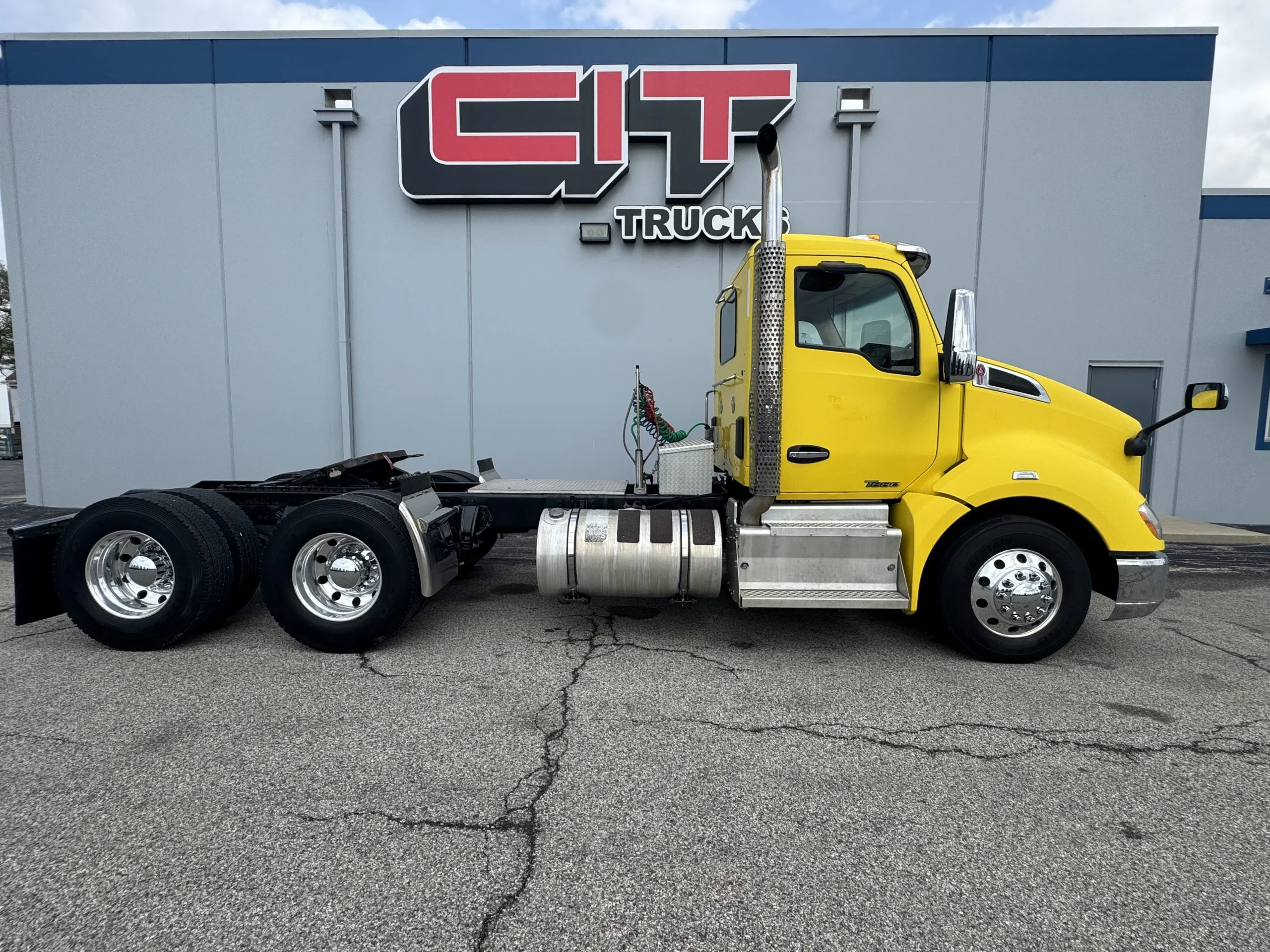 2015 Kenworth T680 - image 4
