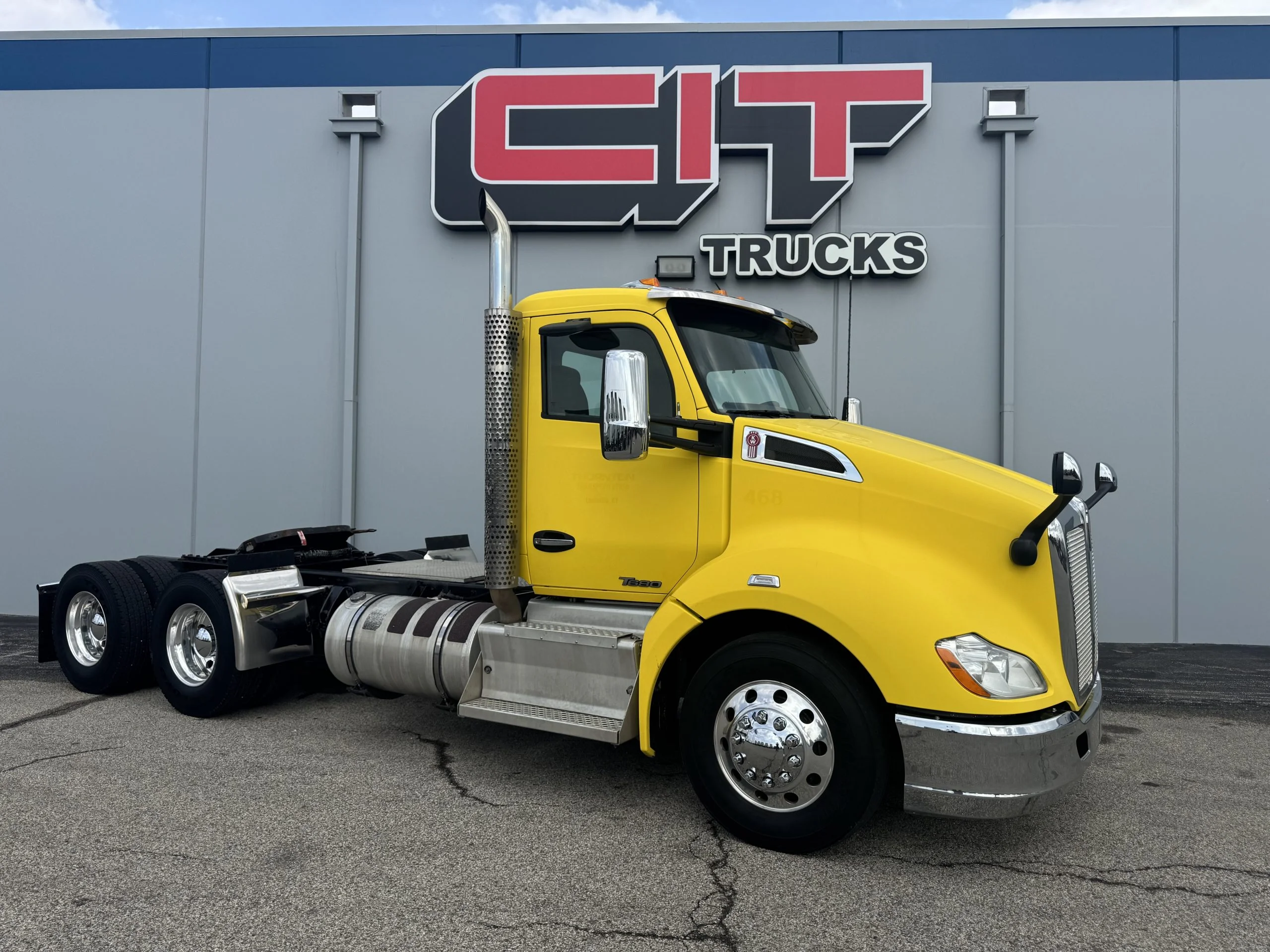 2015 Kenworth T680 in Champaign, IL — photo 3