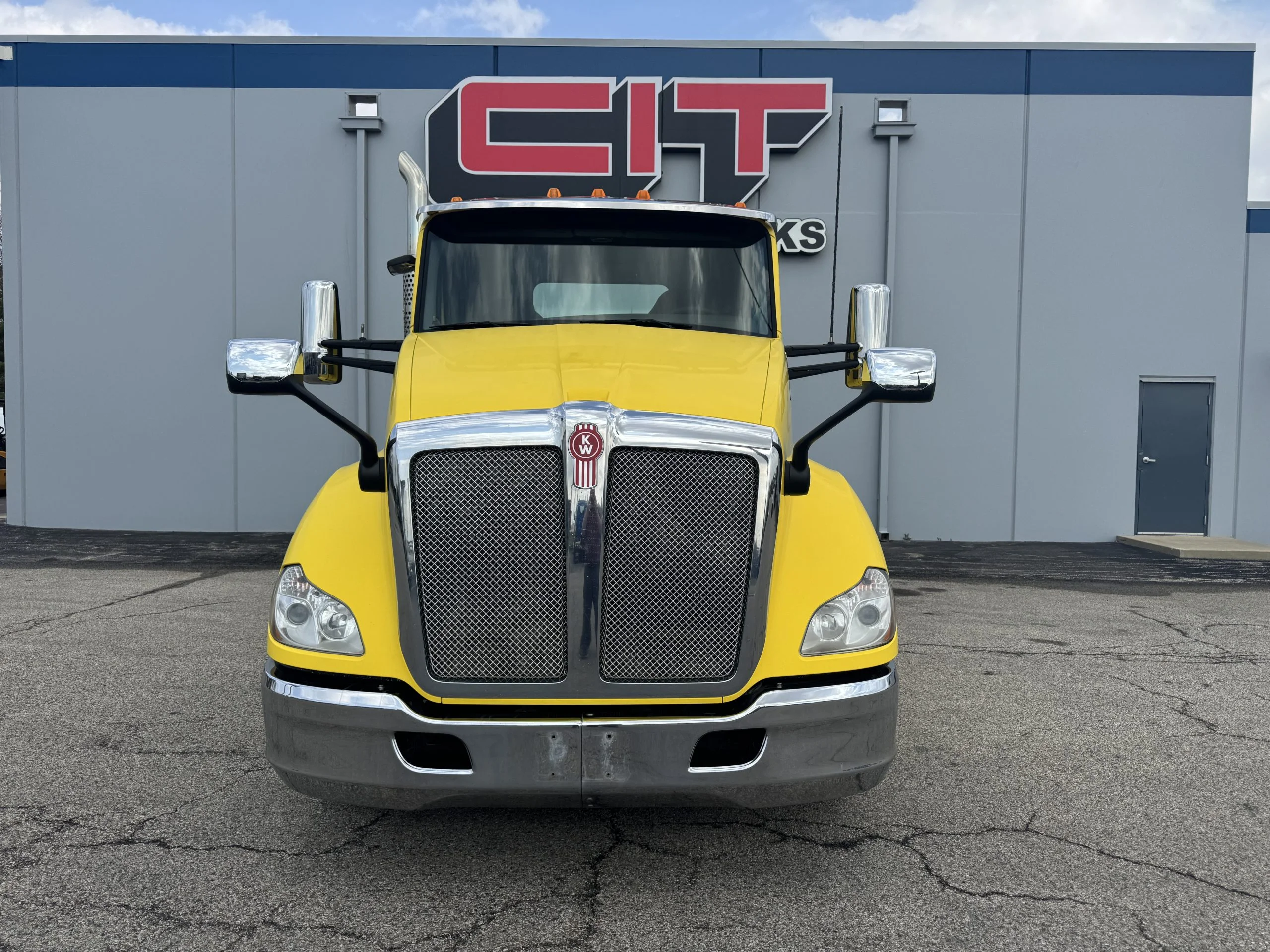 2015 Kenworth T680 in Champaign, IL — photo 2