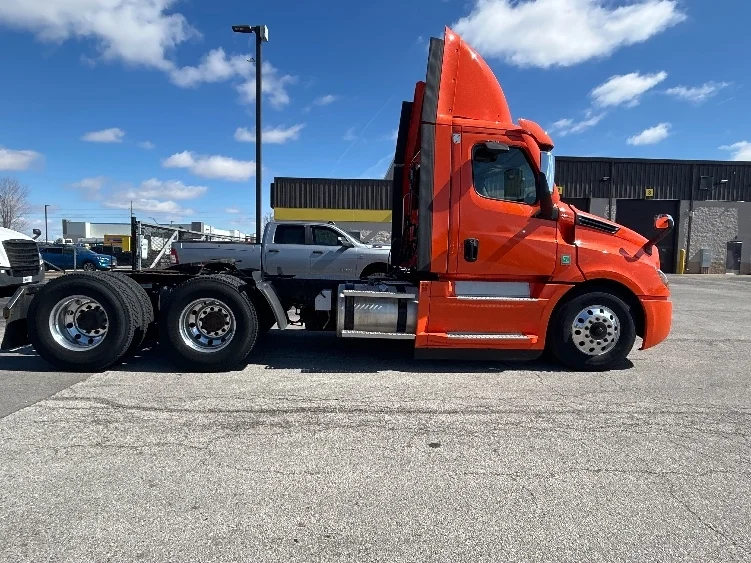 2020 Freightliner Cascadia - image 8