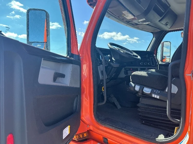 2020 Freightliner Cascadia - image 9