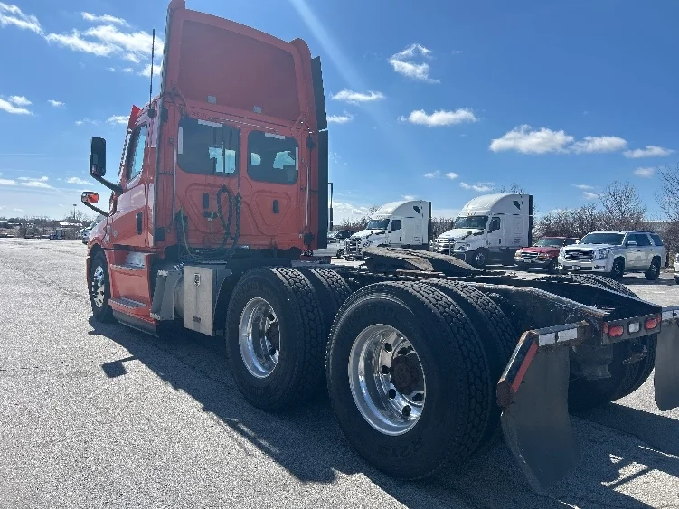 2020 Freightliner Cascadia - image 5