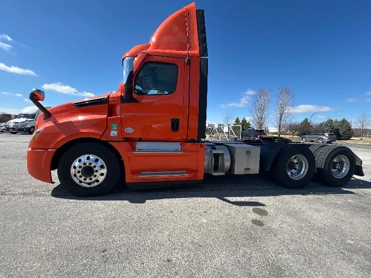 2020 Freightliner Cascadia - image 4