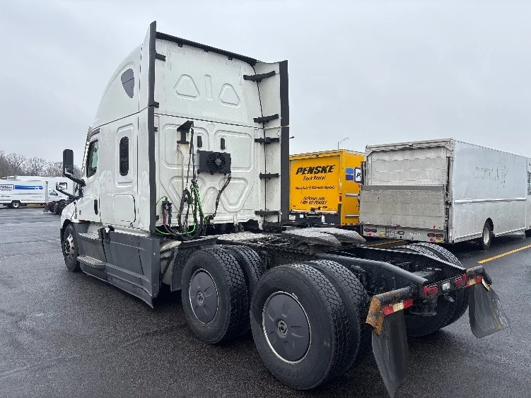 2022 Freightliner Cascadia in Indianapolis, IN — photo 5