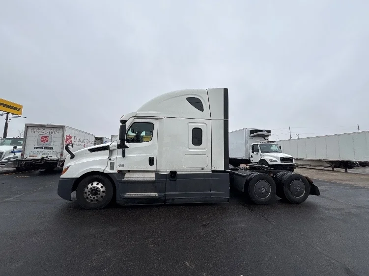 2022 Freightliner Cascadia in Indianapolis, IN — photo 4