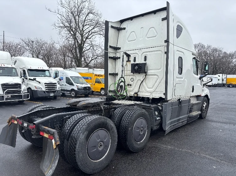 2022 Freightliner Cascadia in Indianapolis, IN — photo 7
