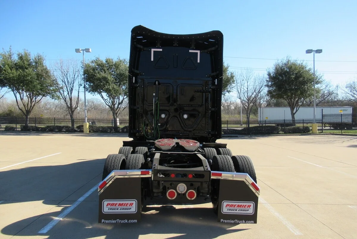 2025 Freightliner Cascadia - image 8