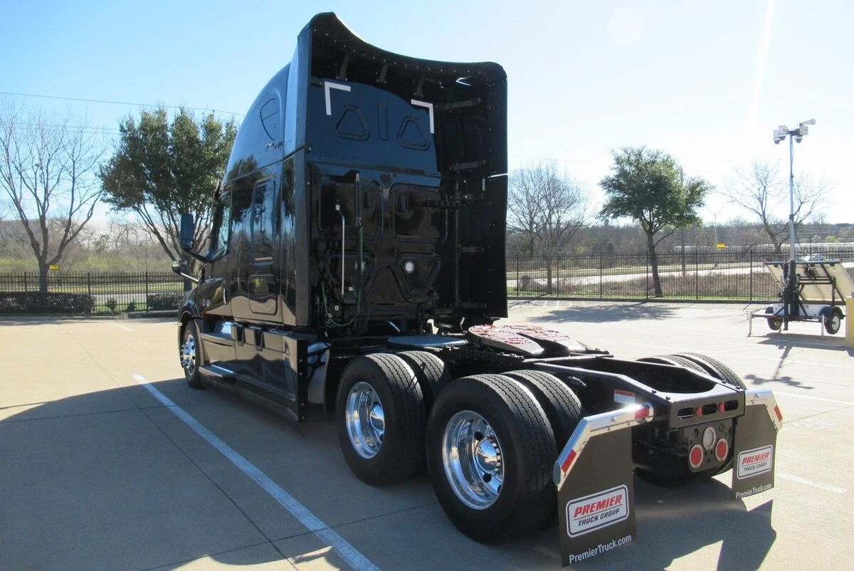 2025 Freightliner Cascadia - image 3