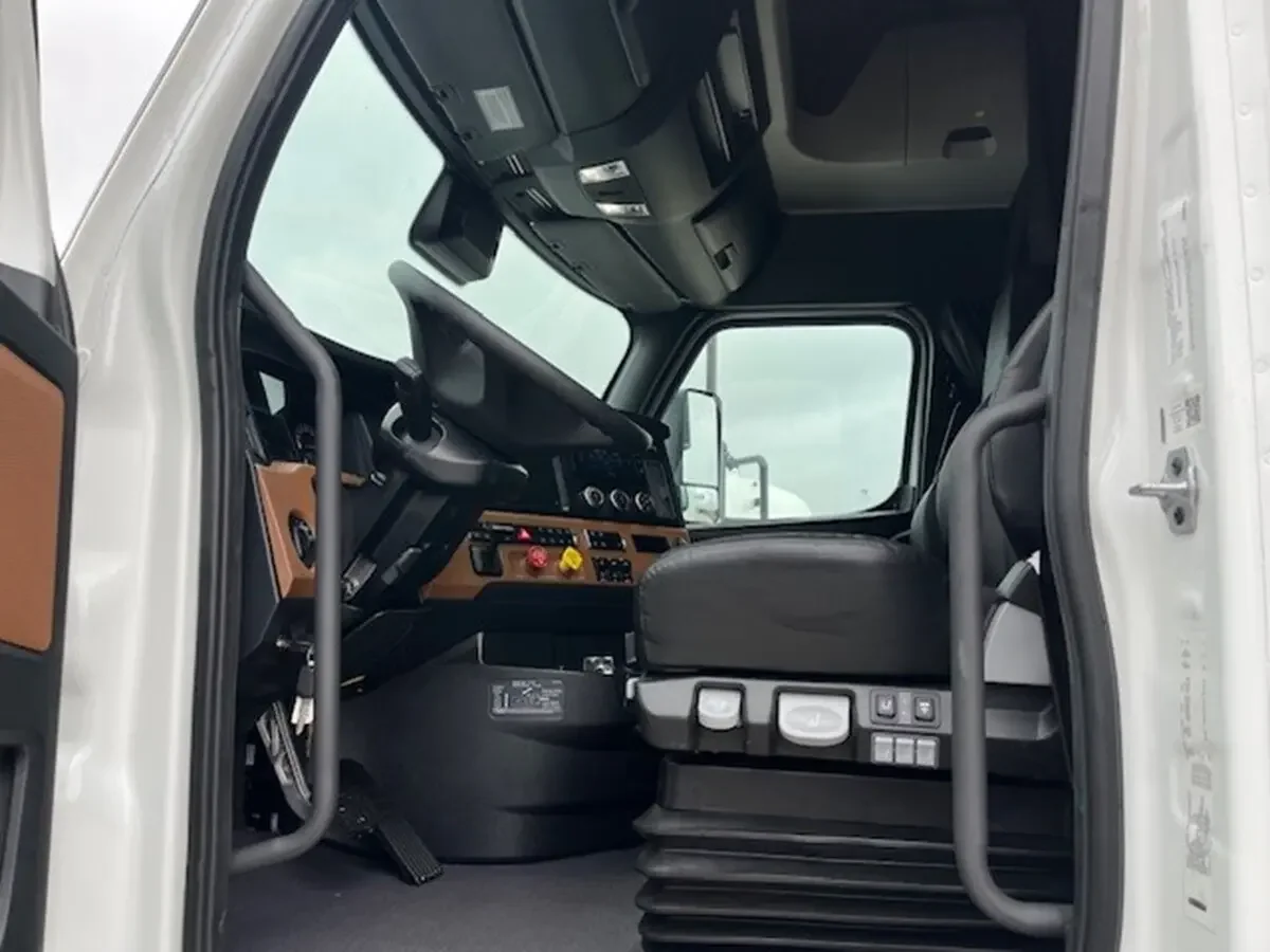 2026 Freightliner Cascadia - image 9