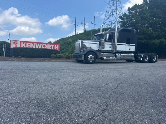 2027 Kenworth W900 in Mableton, GA — photo 2