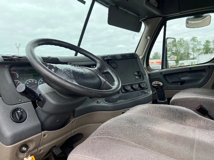 2019 Freightliner Cascadia - image 10