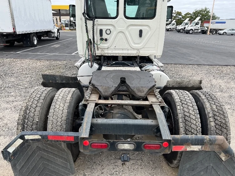 2019 Freightliner Cascadia - image 6
