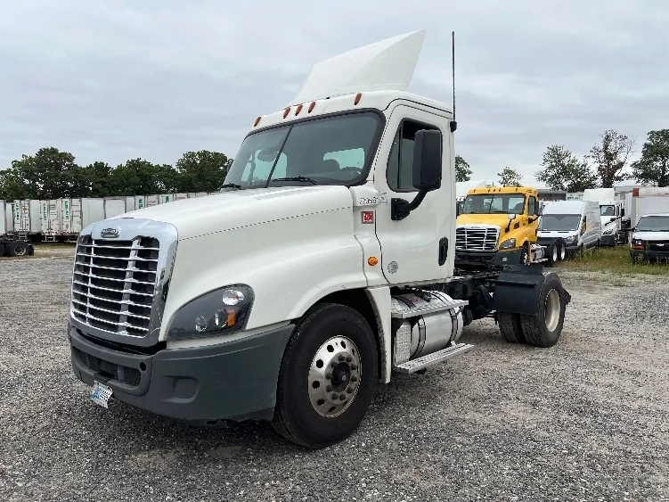 2019 Freightliner Cascadia - image 3