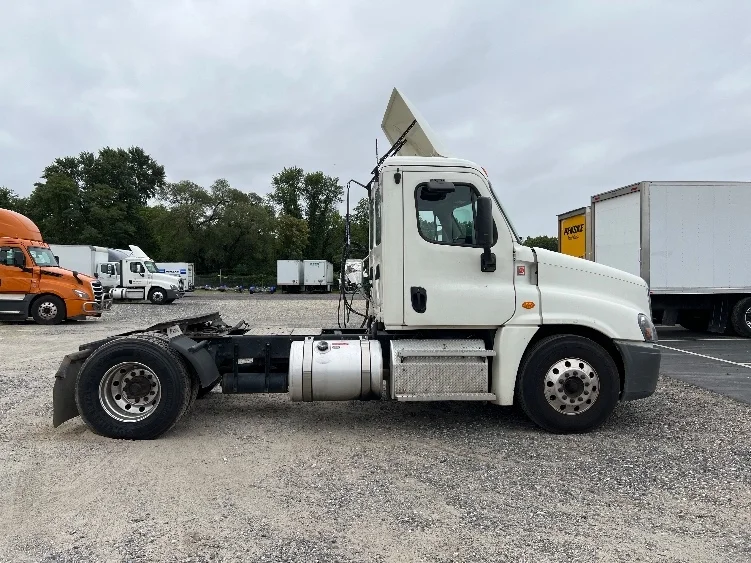 2019 Freightliner Cascadia - image 8