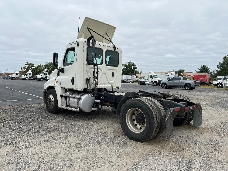 2019 Freightliner Cascadia - image 5
