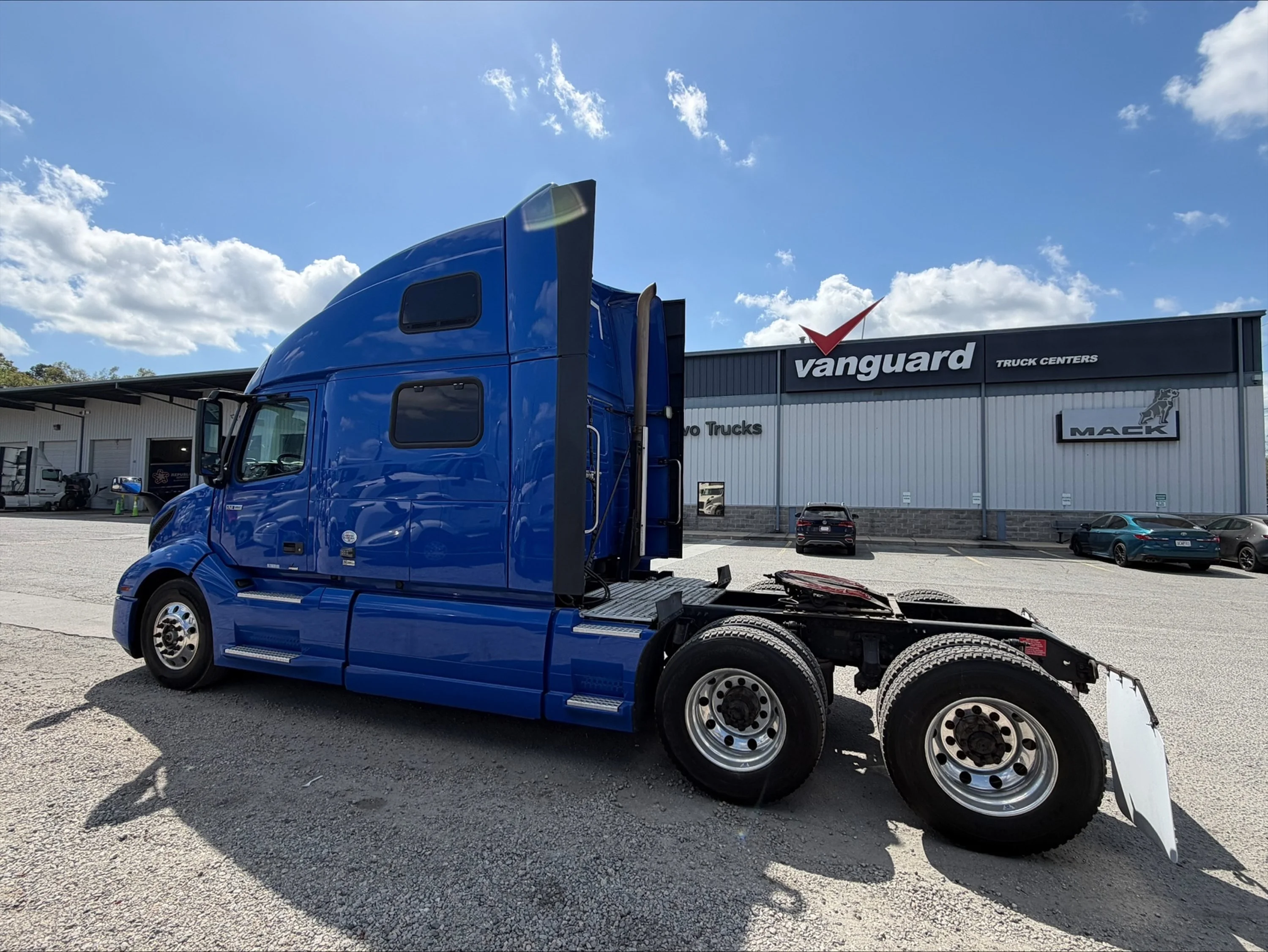 2020 Volvo VNL 860 - image 2