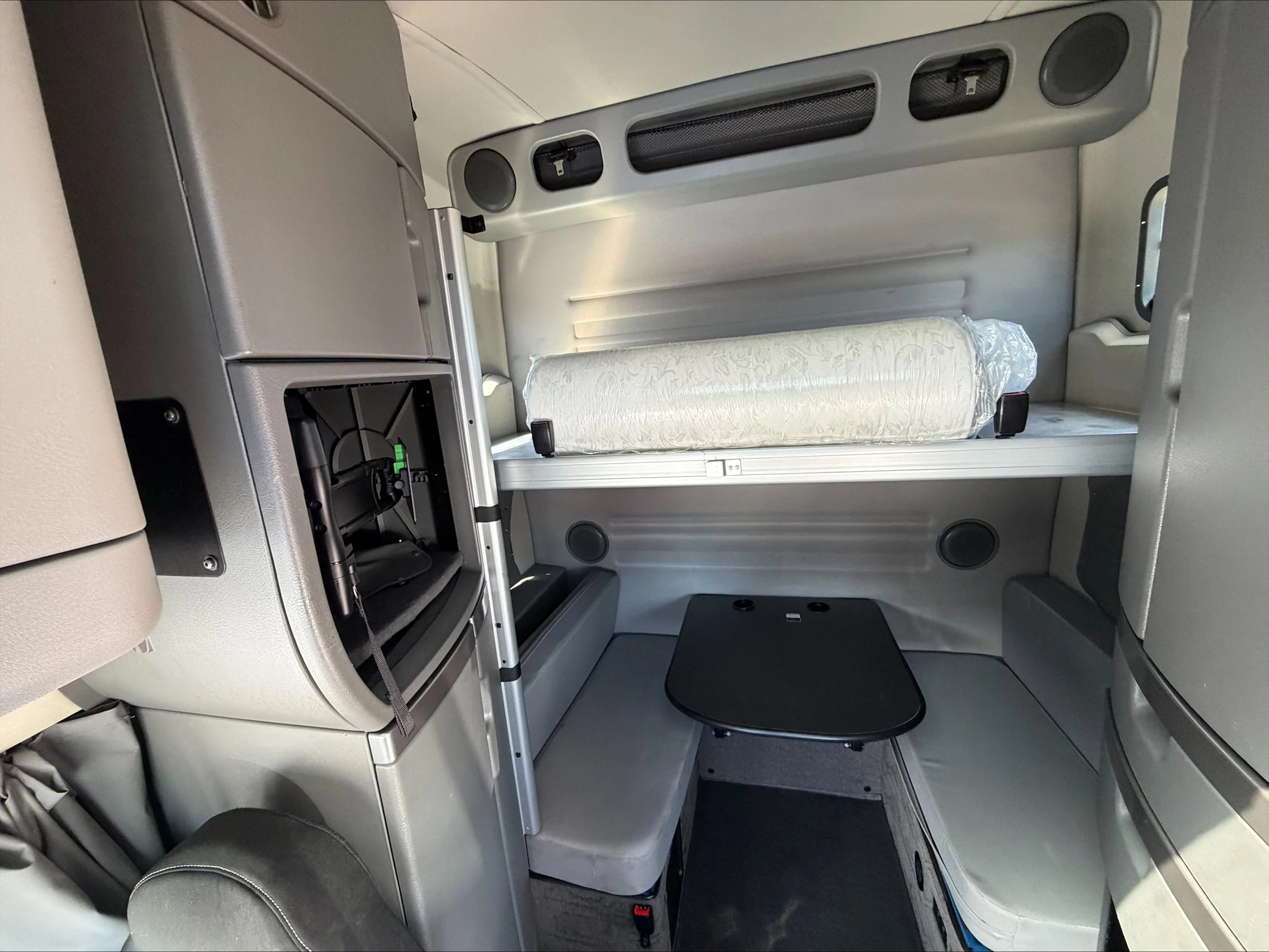 2020 Volvo VNL 860 - image 12