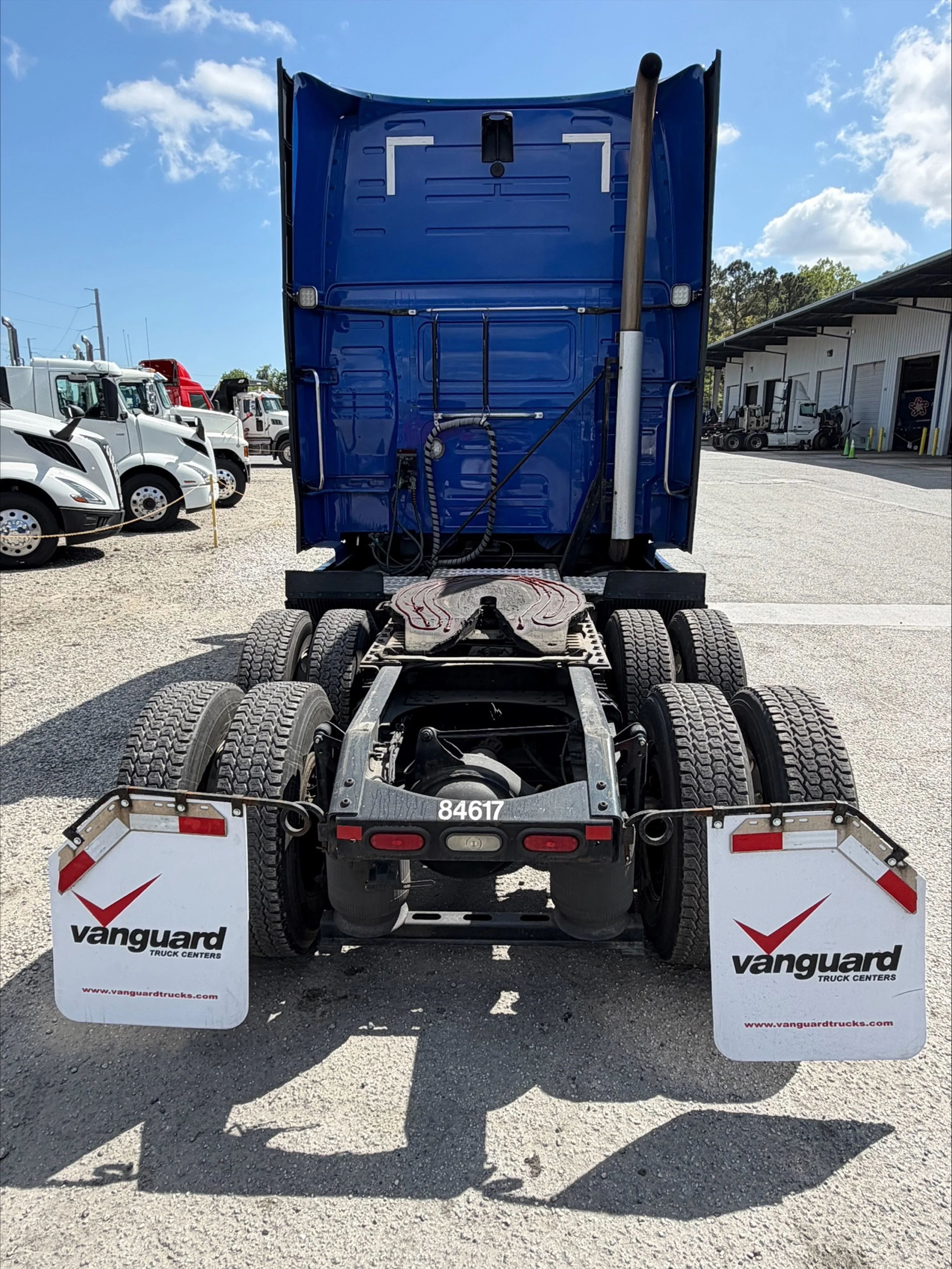 2020 Volvo VNL 860 - image 4