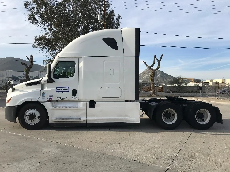 2022 Freightliner Cascadia - image 4
