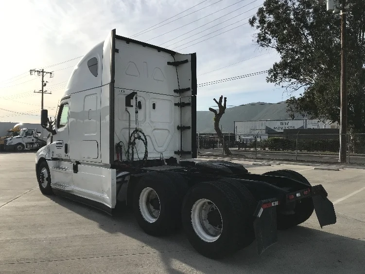 2022 Freightliner Cascadia - image 5