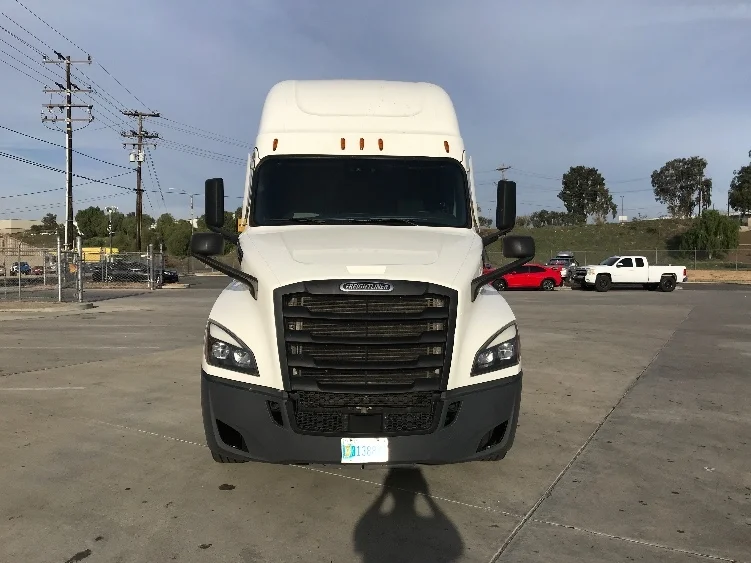 2022 Freightliner Cascadia - image 2