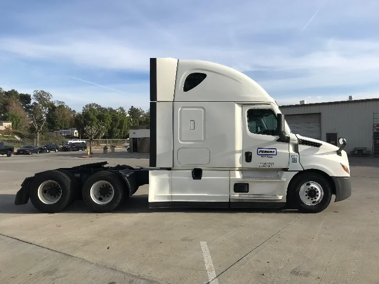 2022 Freightliner Cascadia - image 8