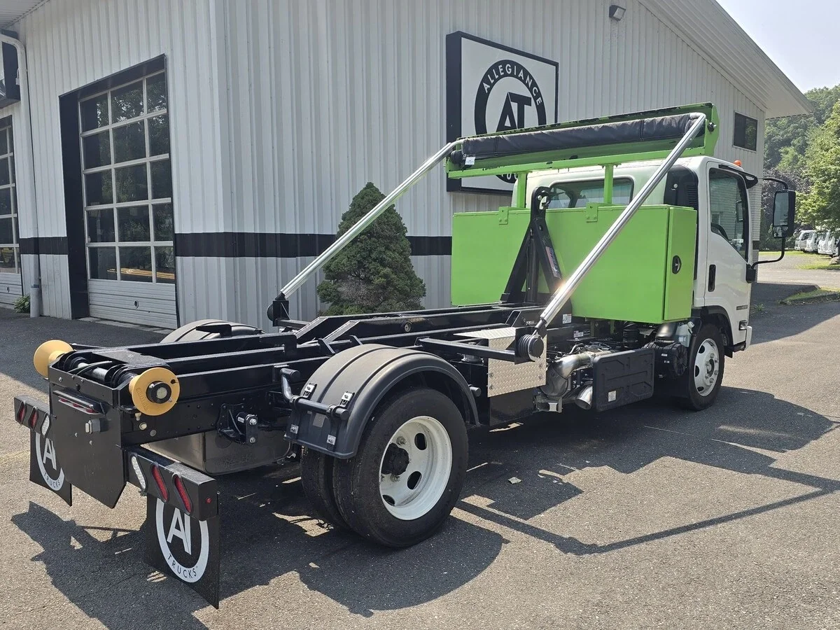 2024 Isuzu NRR - image 2