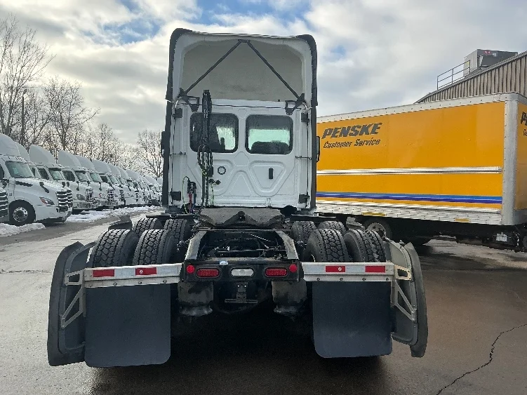 2022 Freightliner Cascadia - image 6