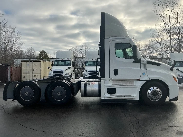 2022 Freightliner Cascadia - image 8