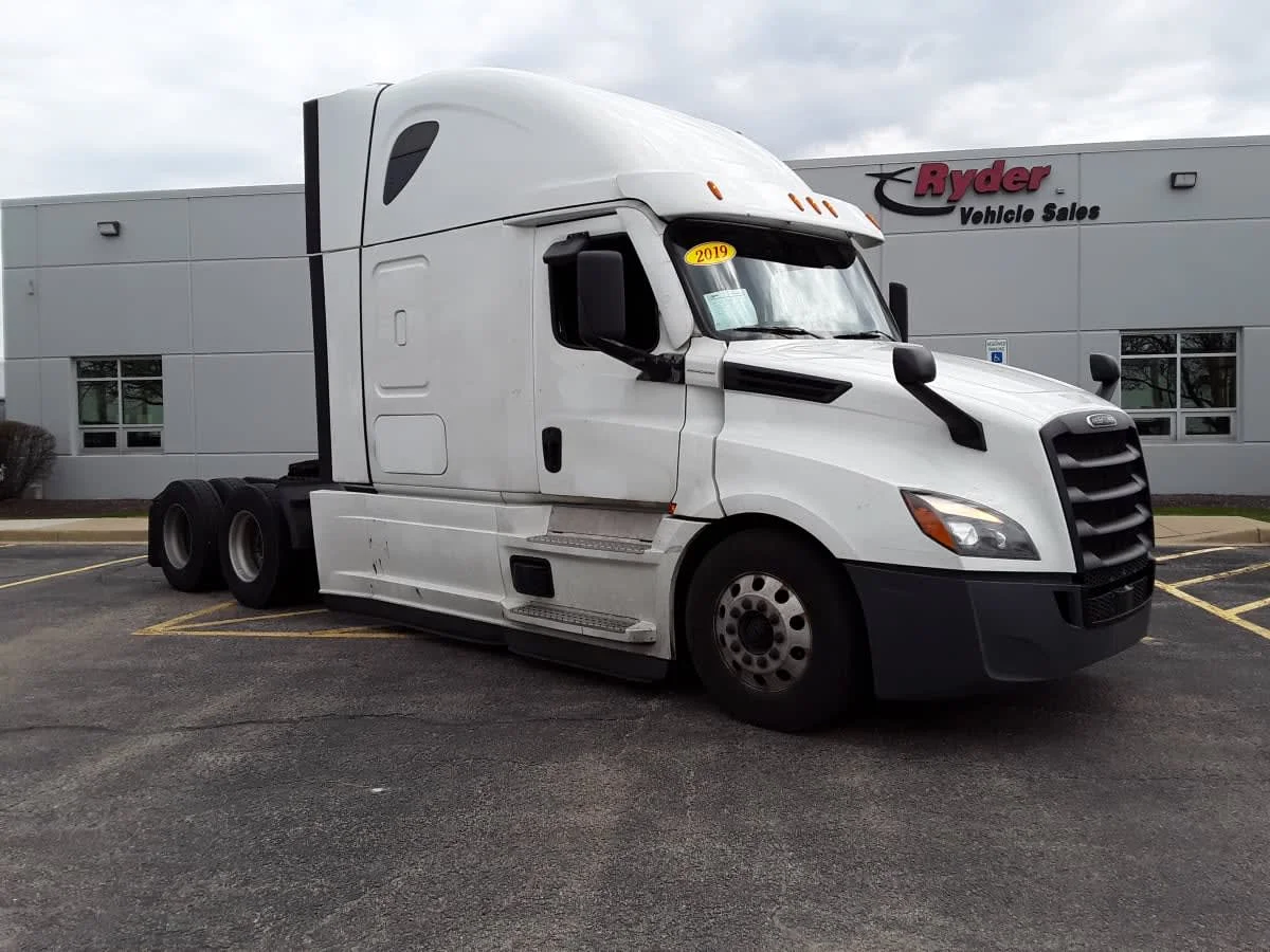 2021 Freightliner Cascadia in Bolingbrook, IL — photo 3