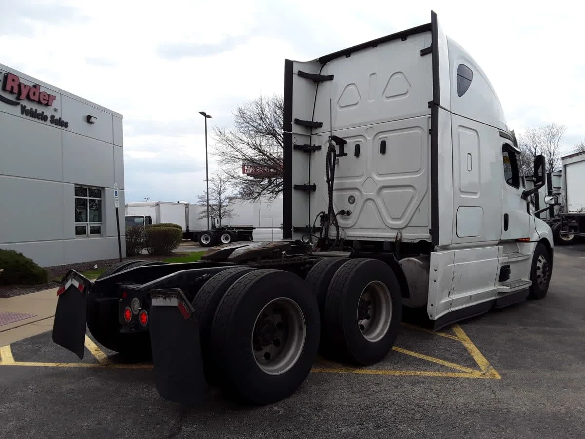 2021 Freightliner Cascadia in Bolingbrook, IL — photo 4