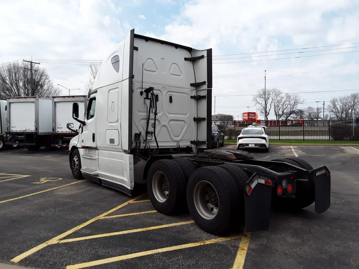 2021 Freightliner Cascadia in Bolingbrook, IL — photo 6